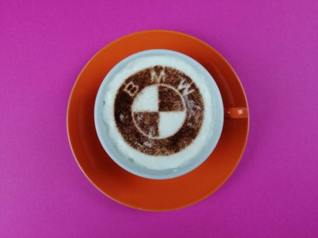 Eine individuelle Kaffeeschablone für eine BMW Autohaus