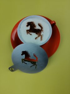 Meine-Kaffeeschablone mit Ferrari Logo für ein Autohaus